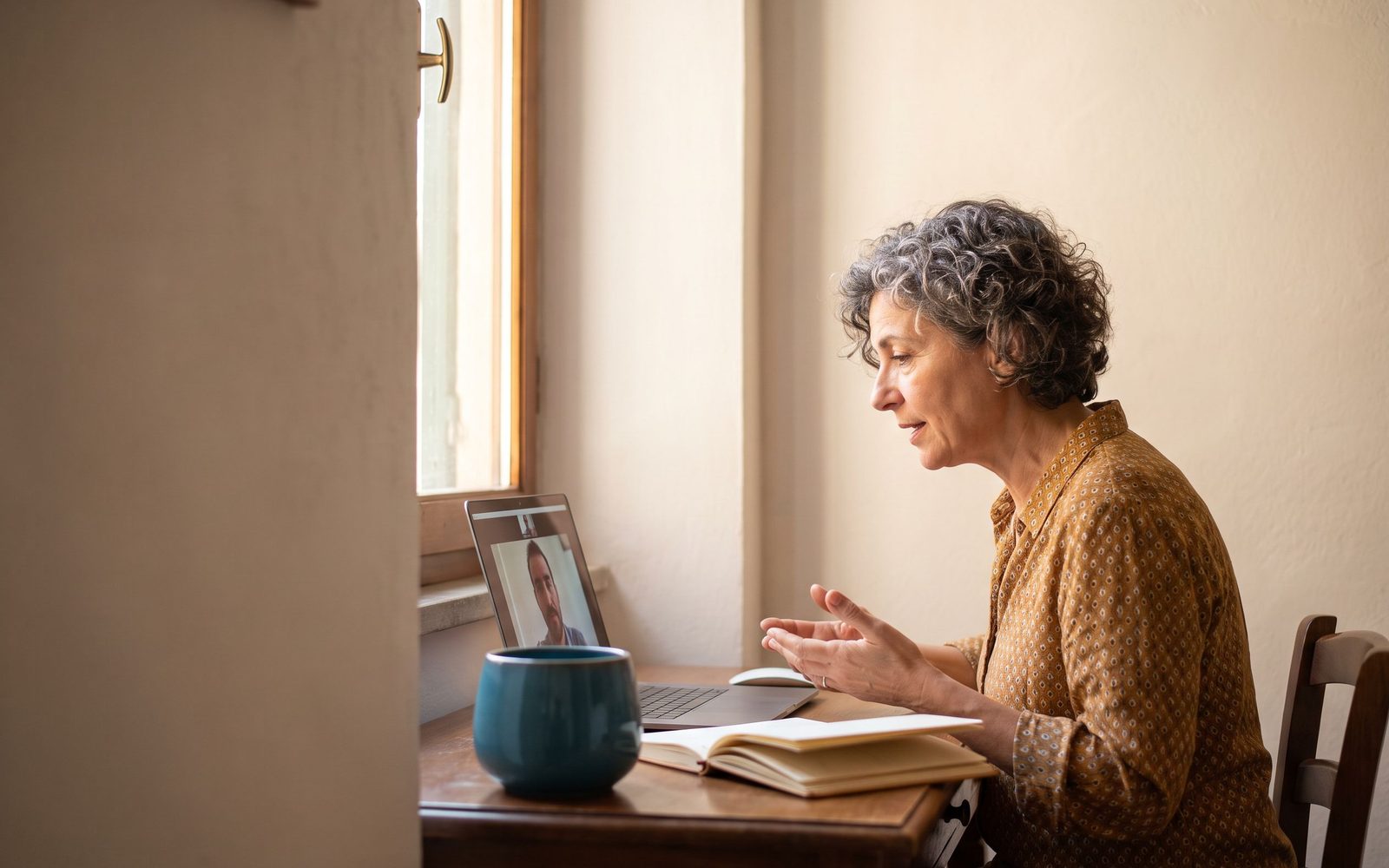 Counselor al computer durante una sessione di counseling online