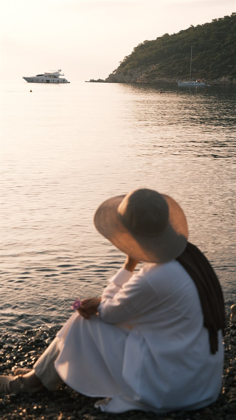 Mente silenziosa: un momento di quiete in riva al mare